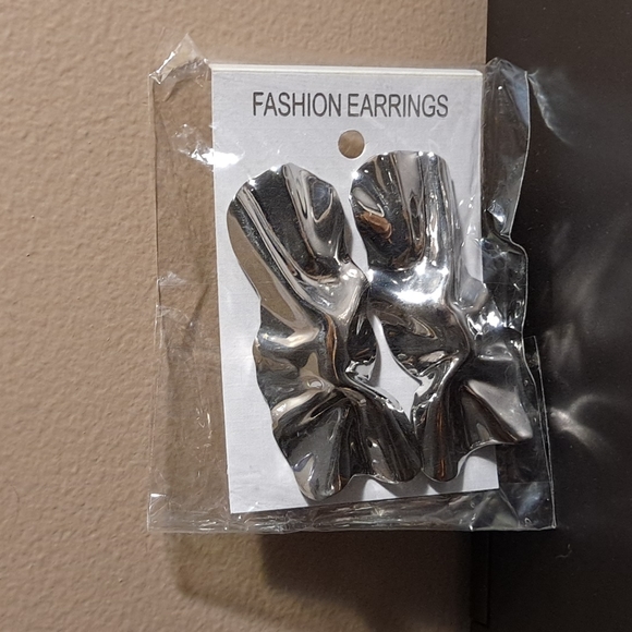 Fashion Earrings - Picture 2 of 2